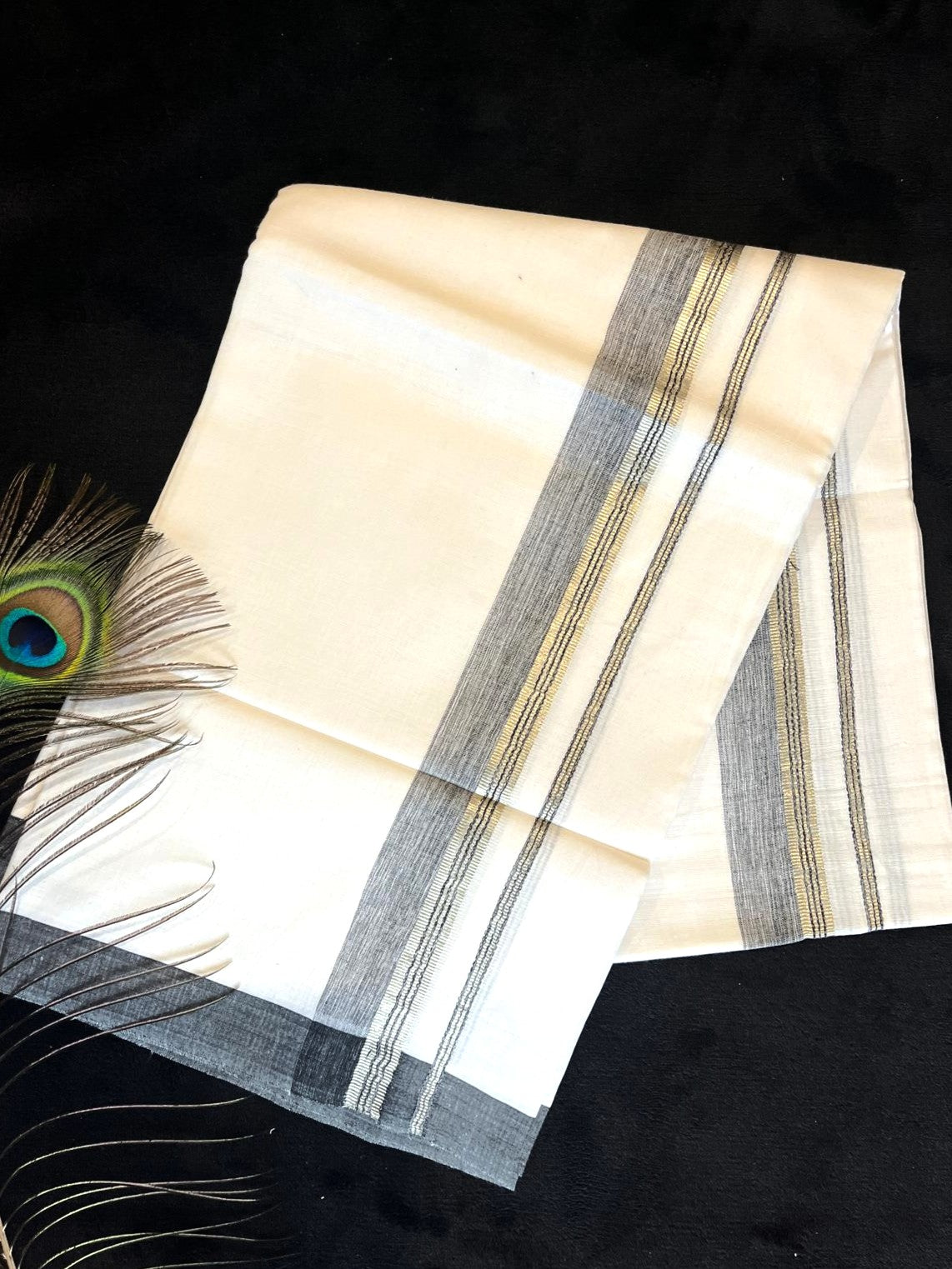 Bleached/white Kasavu Mundu - Silver & Grey