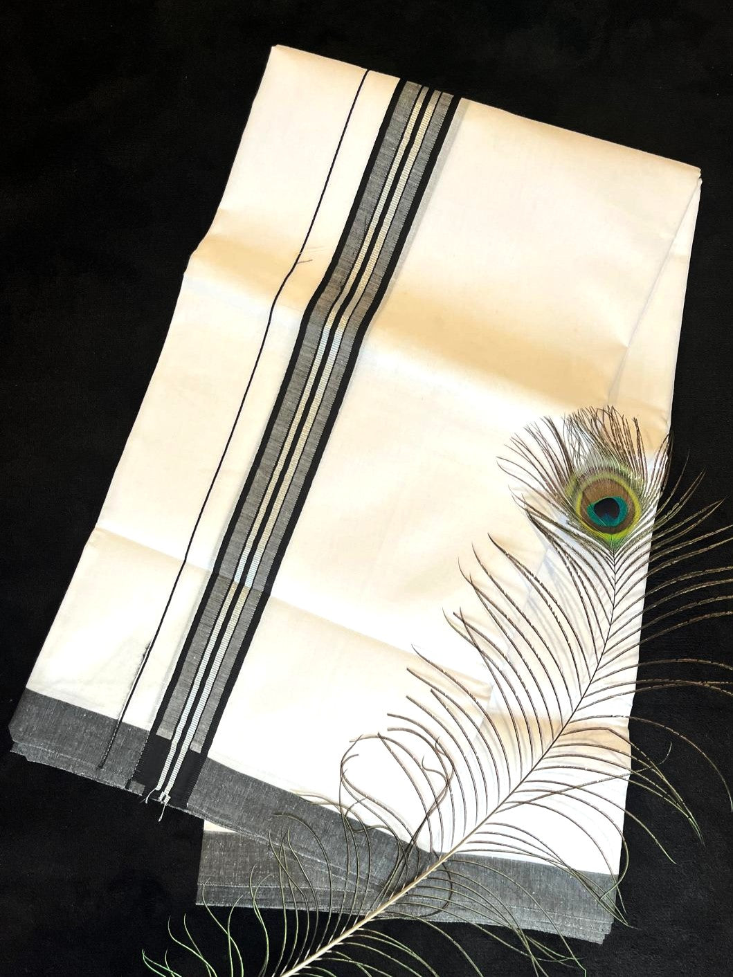 Bleached/white Kasavu Mundu - Silver & Black