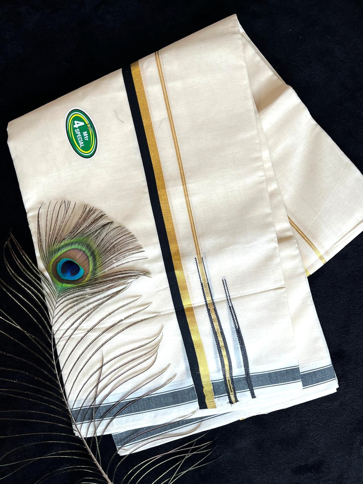 Off-white/cream Kasavu Chutti Mundu - Gold & Black